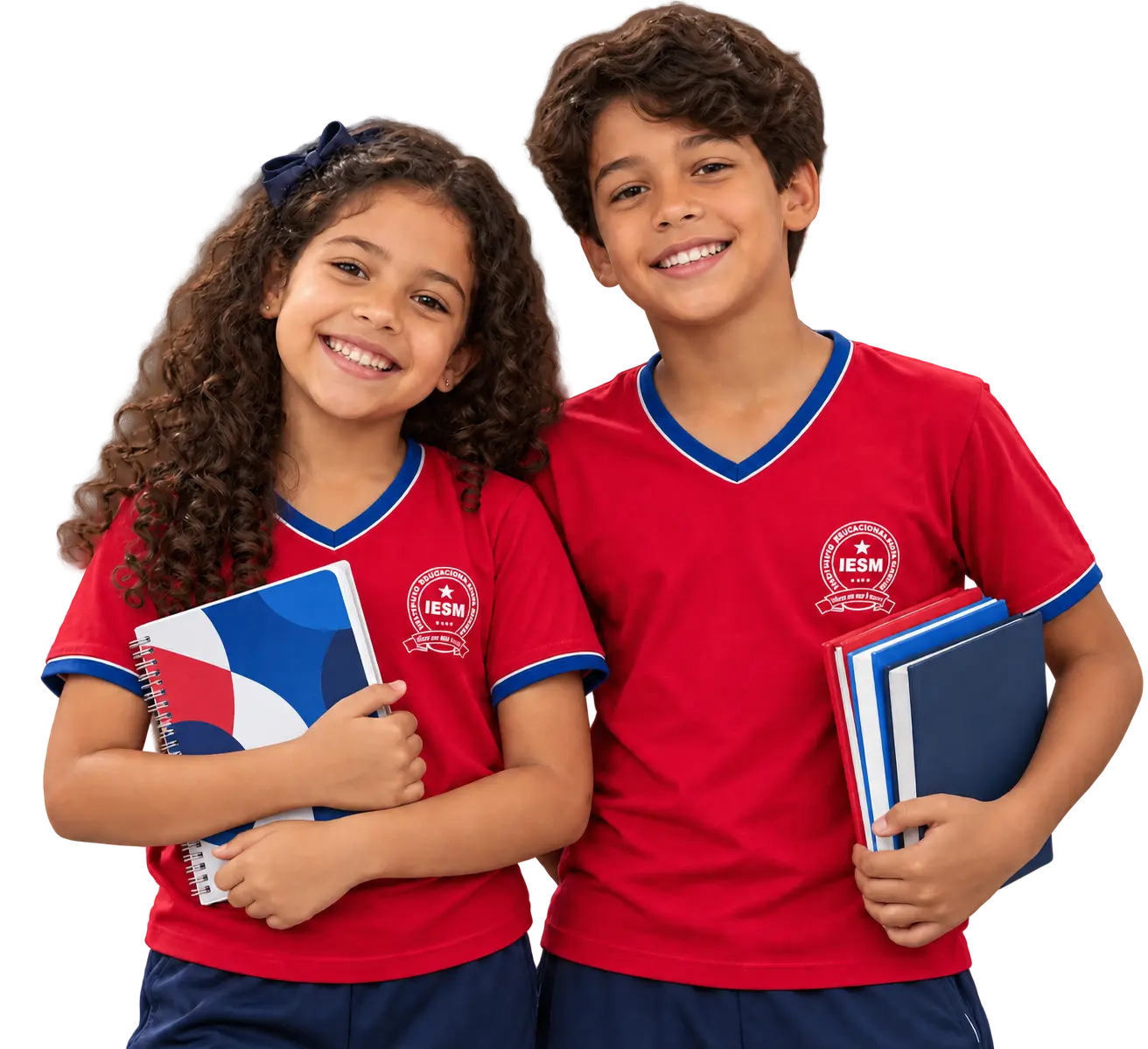 Duas crianças com camisetas vermelhas segurando materiais escolares