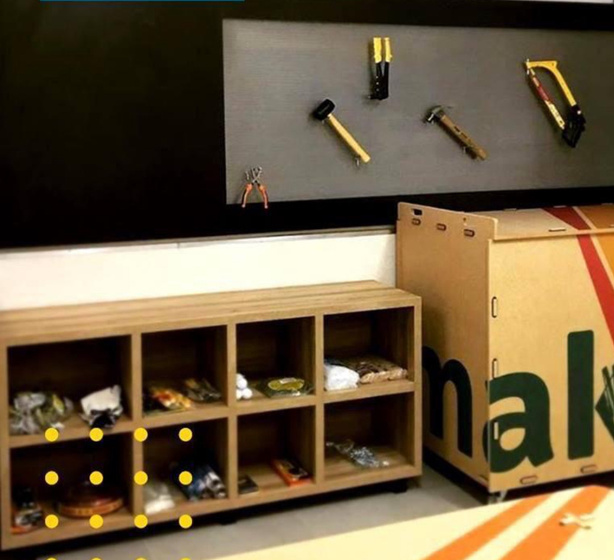 Sala maker do IESM com ferramentas e materiais organizados